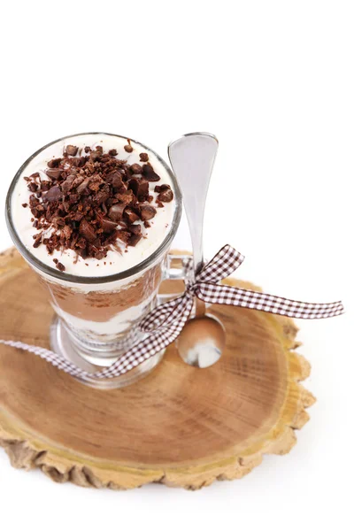 Iogurte, com creme de chocolate, chocolate picado e muesli servido em jarra de vidro, em tábua de madeira, isolado em branco — Fotografia de Stock