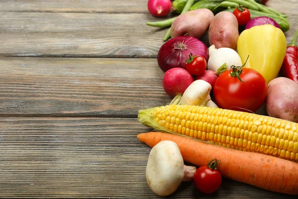 ahşap zemin üzerinde taze organik sebze ile yaz çerçeve