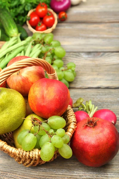 Sommar ram med färska ekologiska grönsaker och frukt på trä bakgrund — Stockfoto