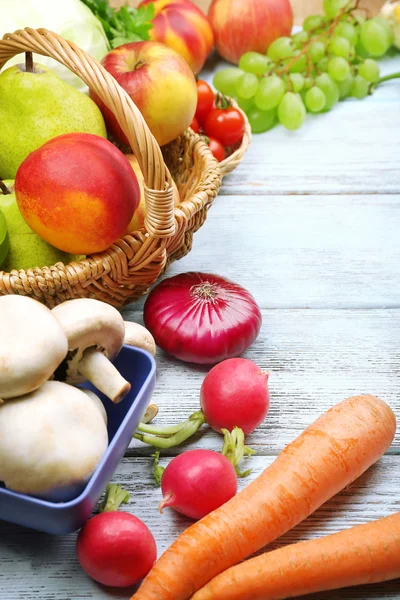 Légumes et fruits frais biologiques sur fond de bois — Photo