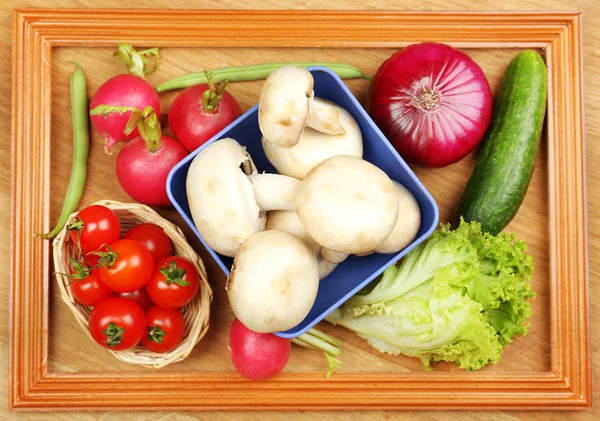 Marco de verano con verduras y frutas orgánicas frescas sobre fondo de madera — Foto de Stock