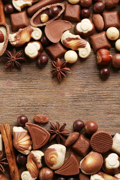 Diversi tipi di cioccolatini sul tavolo di legno primo piano — Foto Stock