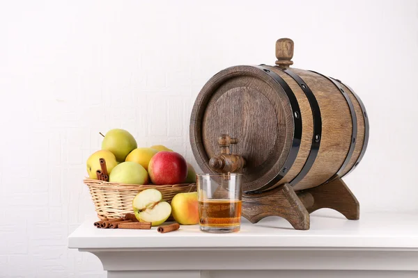 Bodegón con sabrosa sidra de manzana y manzanas frescas — Foto de Stock