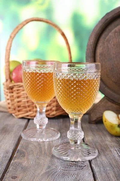 Stilleben med välsmakande äppelcider och färska äpplen, på natur bakgrund — Stockfoto