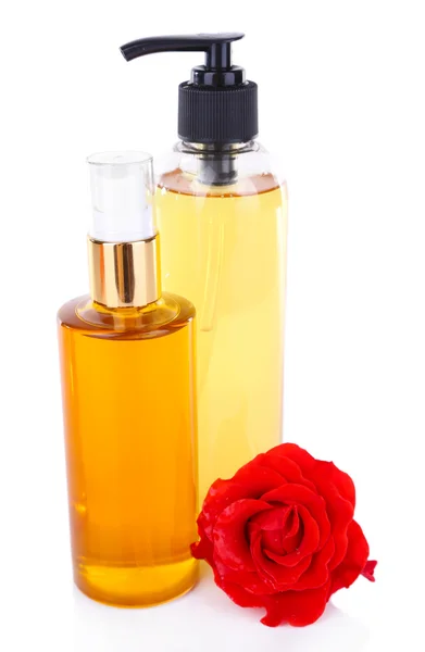 Hermosas botellas de cosméticos y flores, aislados en blanco — Foto de Stock