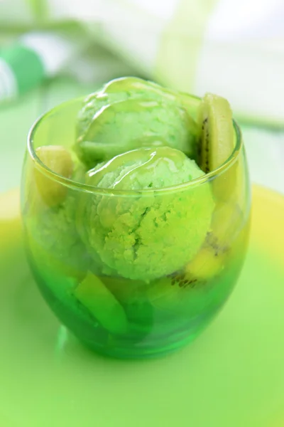 Delicioso helado en primer plano de la mesa —  Fotos de Stock