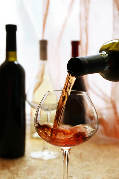 Red wine pouring into wine glass, close-up — Stock Photo, Image