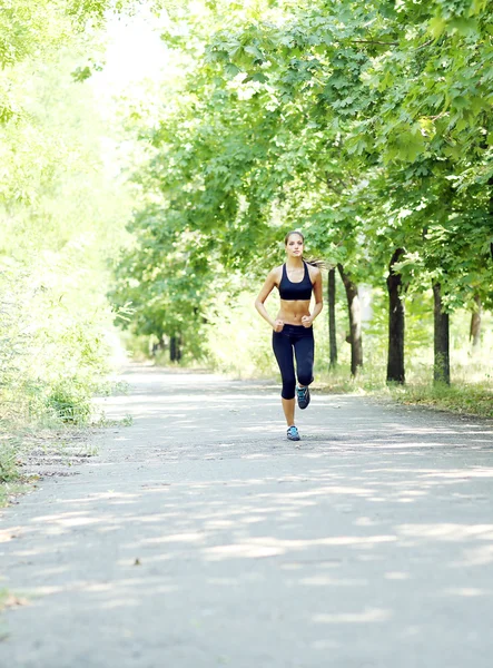 Jonge vrouw joggen in het park — Stockfoto