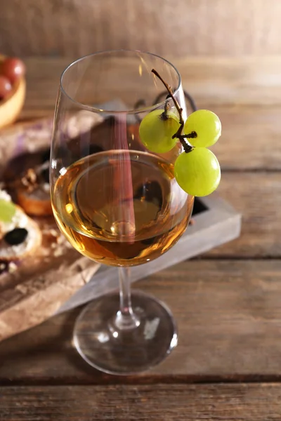 Hermoso bodegón con vino, queso y uva madura sobre fondo de madera —  Fotos de Stock