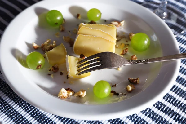 Insalata saporita con uva e formaggio, primo piano — Foto Stock