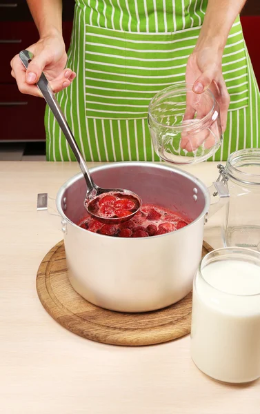 Kochen köstlicher Erdbeermarmelade in der Küche — Stockfoto