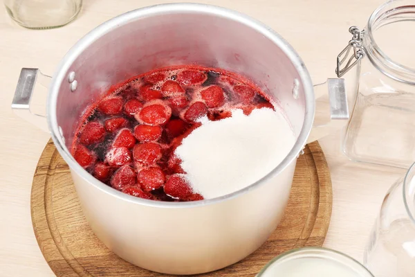 Kochen köstlicher Erdbeermarmelade in der Küche — Stockfoto