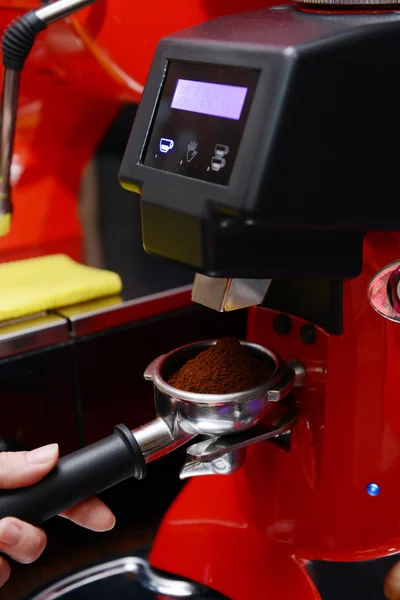 Máquina de café preparando xícara de café, de perto — Fotografia de Stock