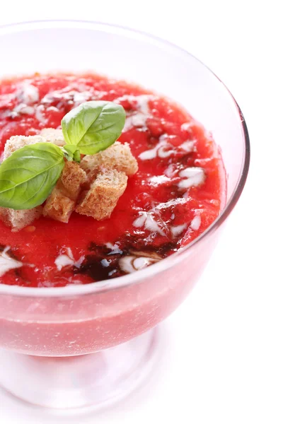 Zupy gazpacho szklana miska na białym tle — Zdjęcie stockowe