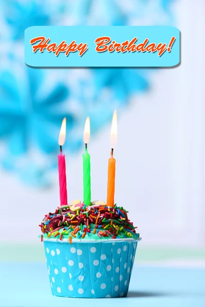 Delicioso cupcake de cumpleaños en la mesa sobre fondo claro — Foto de Stock