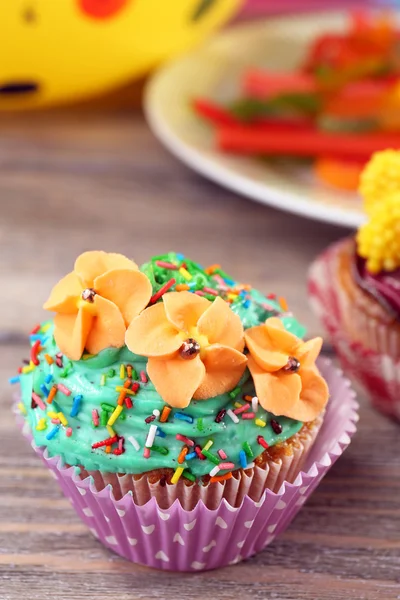 Deliciosos cupcakes de cumpleaños en primer plano de la mesa —  Fotos de Stock