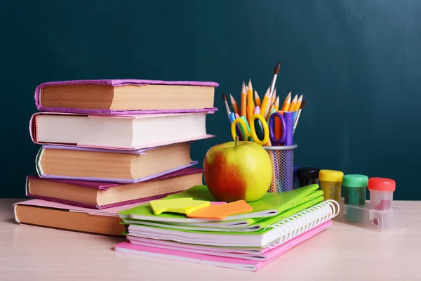 Fournitures scolaires sur table sur fond de bord — Photo