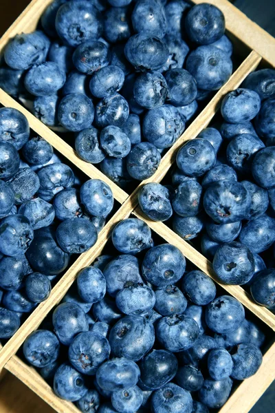 Läckra mogna blåbär i trälåda, närbild — Stockfoto