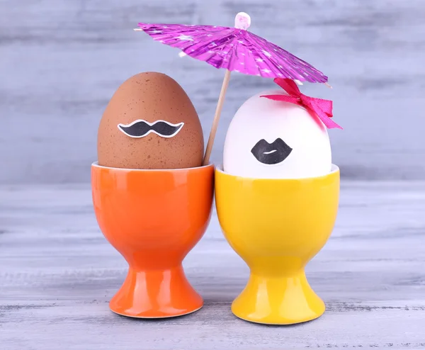 Paar van eieren in Eier-dopjes op grijze houten achtergrond — Stockfoto