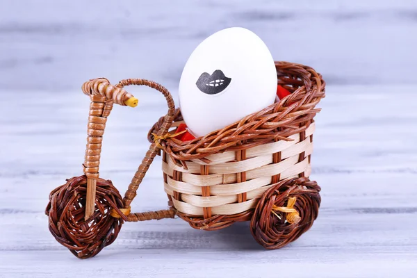 Bicicleta de huevo sobre fondo gris de madera —  Fotos de Stock
