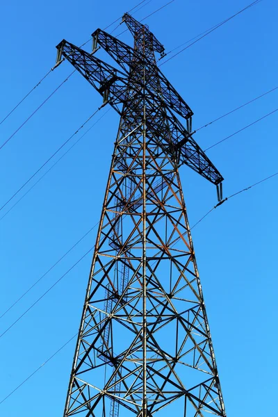 Ligne haute tension sur fond de ciel — Photo