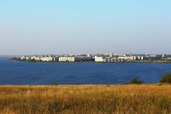 Panoramisch zicht van stad in de zomer — Stockfoto