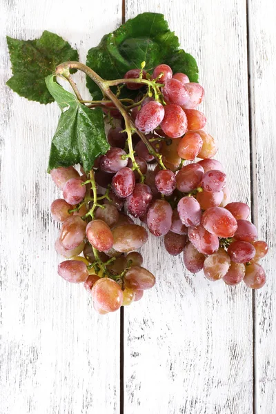 Bando de uvas no fundo de madeira — Fotografia de Stock