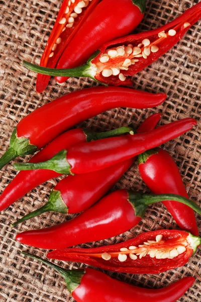Pimentos de pimenta vermelha no fundo de pano de saco — Fotografia de Stock