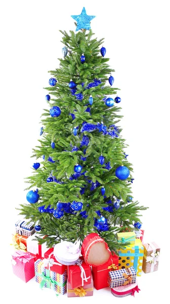 Weihnachtsbaum und Geschenke isoliert auf weiß — Stockfoto