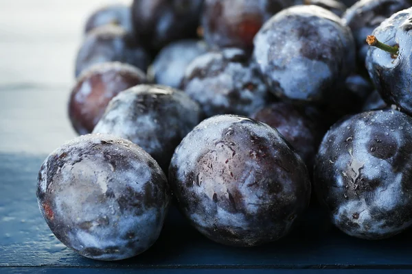 Prunes sucrées mûres sur table en bois — Photo