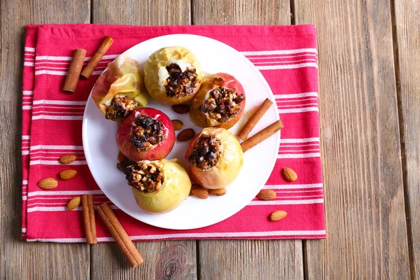 Manzanas al horno en el plato en la mesa de cerca — Foto de Stock