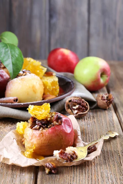 Manzanas al horno en la mesa sobre fondo de madera — Foto de Stock