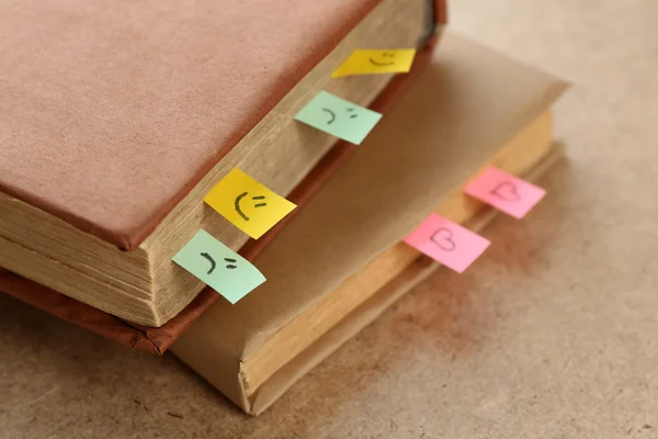 Libro con marcadores sobre fondo de madera de color — Foto de Stock