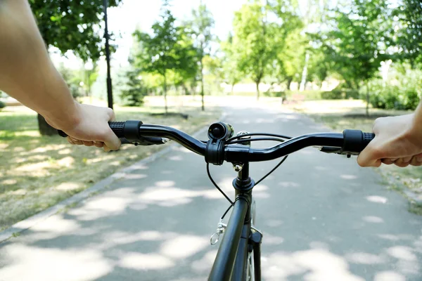 Mann radelte schnell im Stadtpark. Blick aus Biker-Augen — Stockfoto