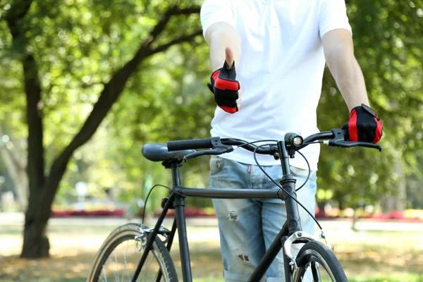 Jovem andar de bicicleta no parque da cidade — Fotografia de Stock