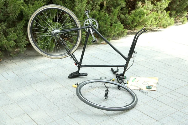 Piezas de bicicleta en proceso de restauración, al aire libre — Foto de Stock