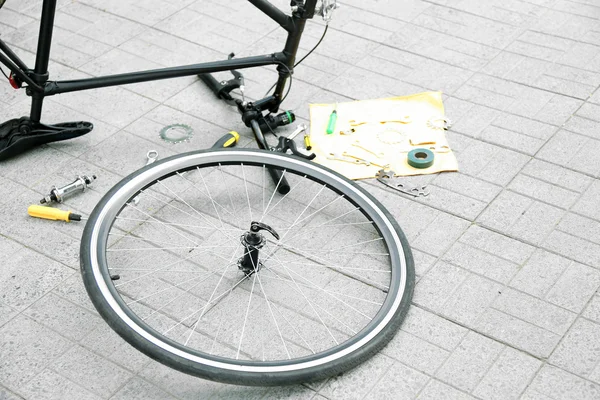 Части велосипеда в процессе реставрации, на открытом воздухе — стоковое фото
