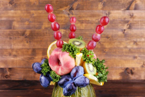 Decoración de mesa de frutas sobre mesa de madera sobre fondo de pared de madera —  Fotos de Stock