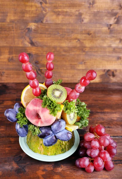 Decoração de mesa feita de frutas na mesa de madeira no fundo da parede de madeira — Fotografia de Stock