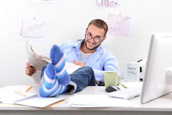 Biznesmen gospodarstwa nogi na biurku — Zdjęcie stockowe