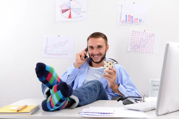 Geschäftsmann hält Beine auf Schreibtisch — Stockfoto