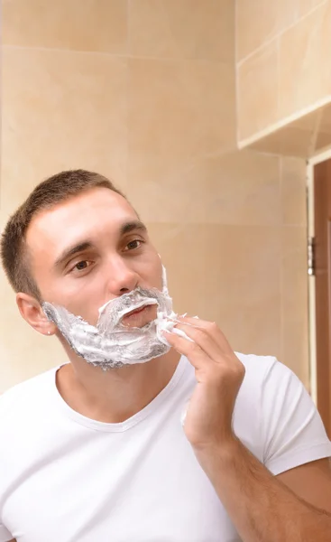 Jovem barbear a barba — Fotografia de Stock