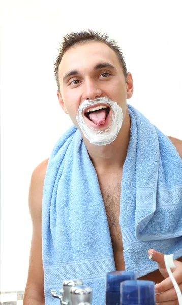 Jongeman scheert zijn baard — Stockfoto