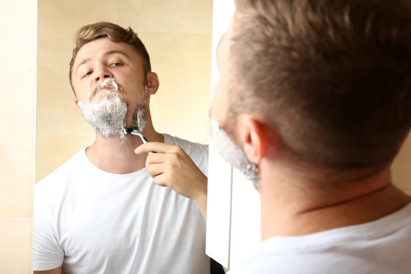 Joven afeitándose la barba —  Fotos de Stock