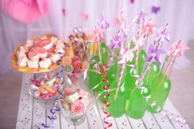 saman ve tatlılar dekoratif arka plan üzerinde içki şişesi