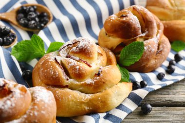 Tablo yakın çekim üzerinde meyveleri ile lezzetli çörekler