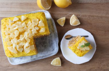 ahşap masa üstünde lezzetli limon tatlısı