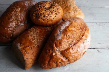 ahşap zemin üzerinde taze pişmiş ekmek