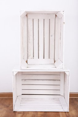 Oda boş tahta kasalarda