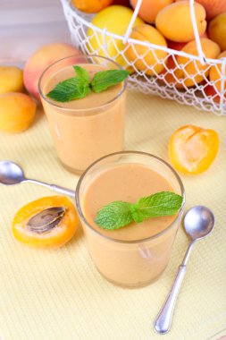 üzerinde tablo yakın çekim gözlük kayısı tatlısı